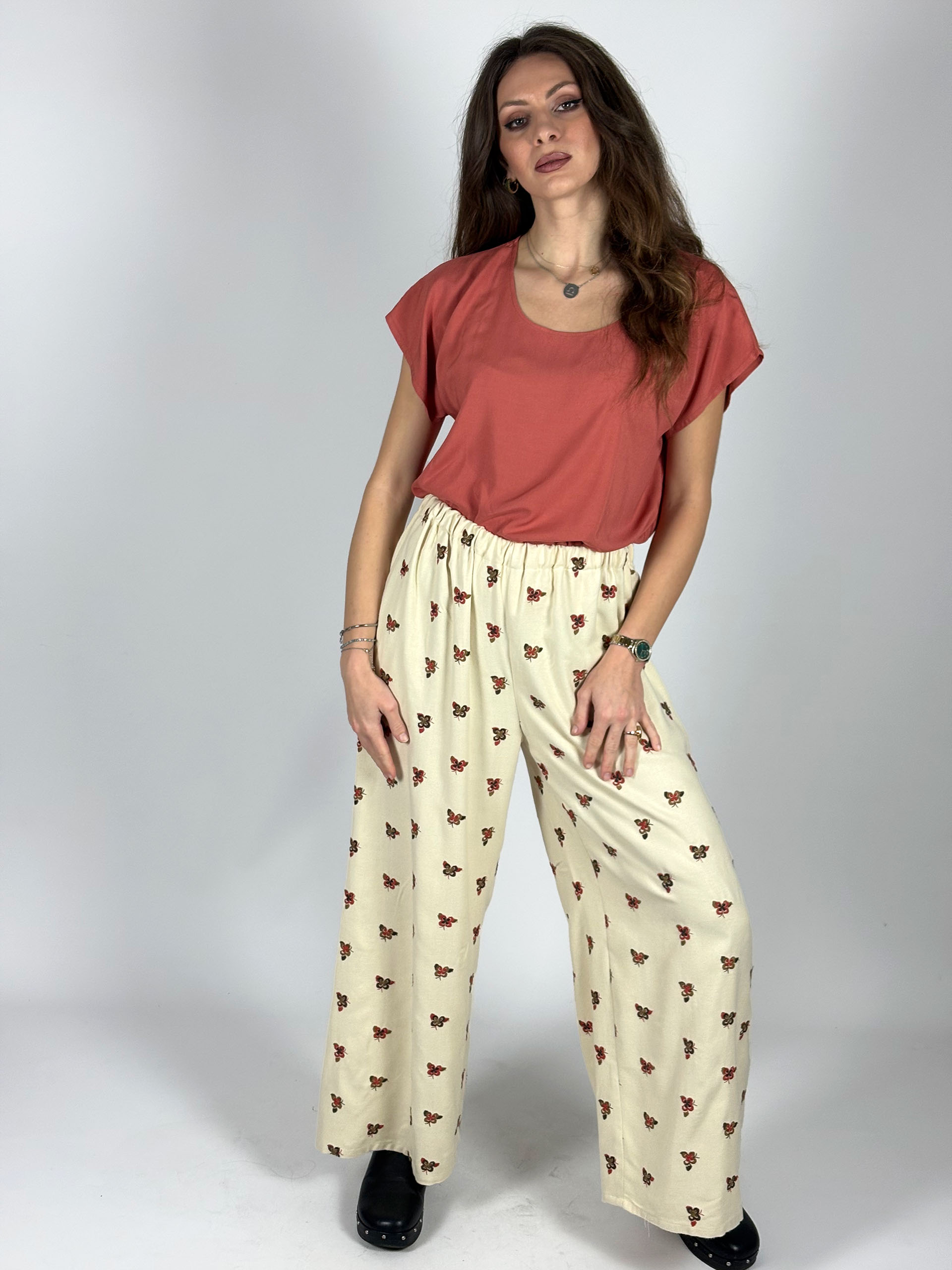 pantalone banana con ricami