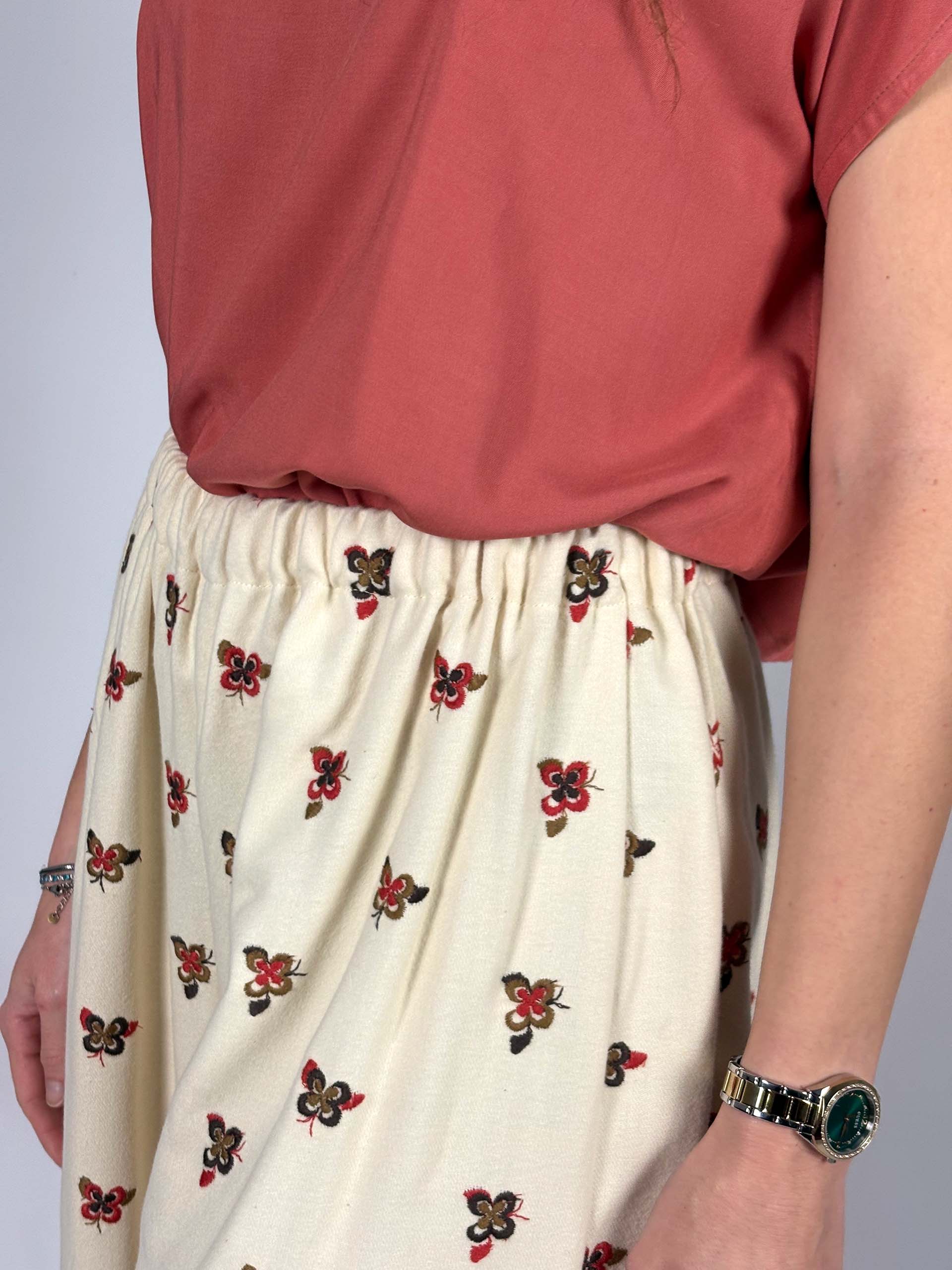 pantalone banana con ricami - immagine 2