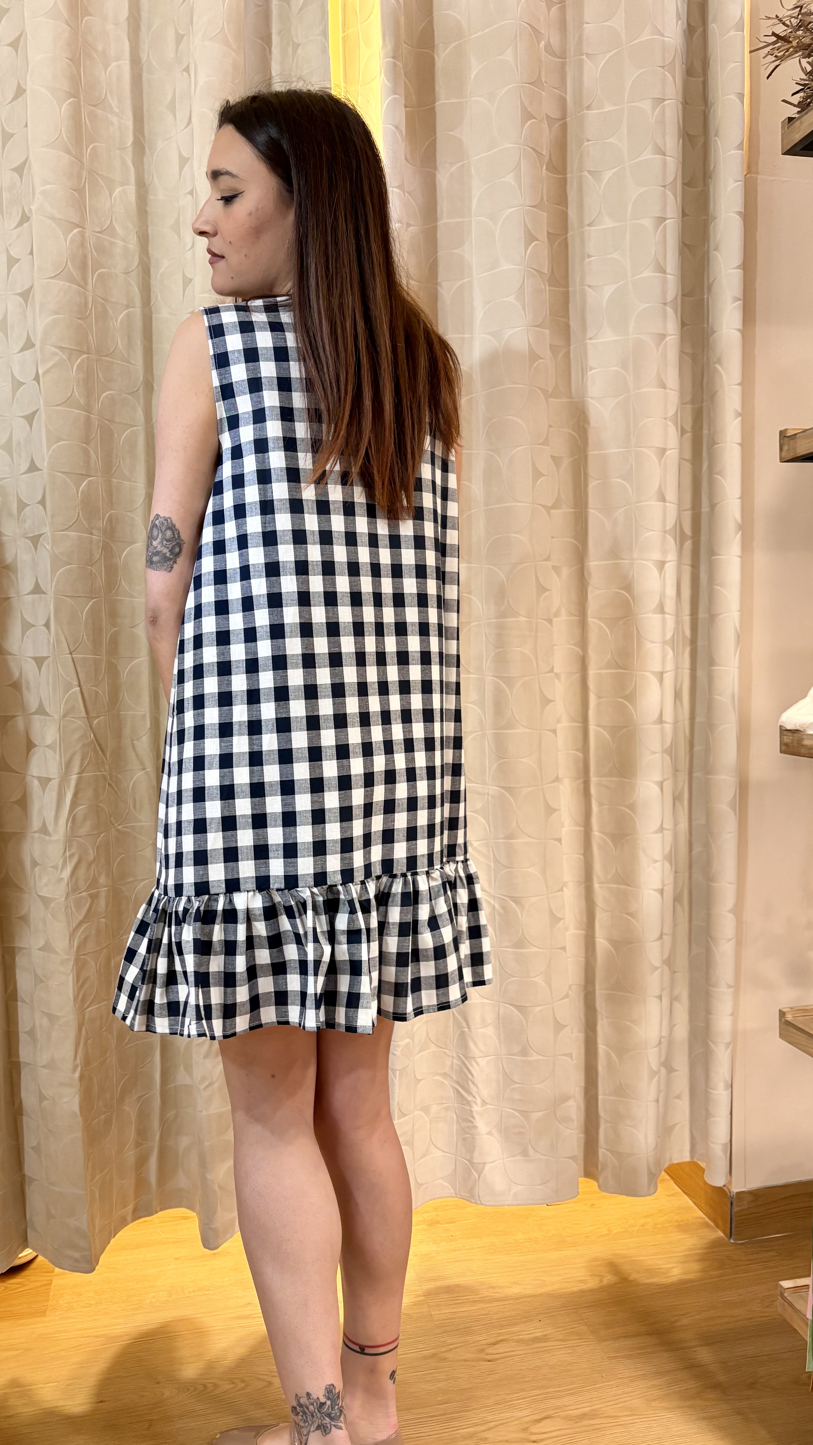 abito con balza in vichy blu notte - immagine 3