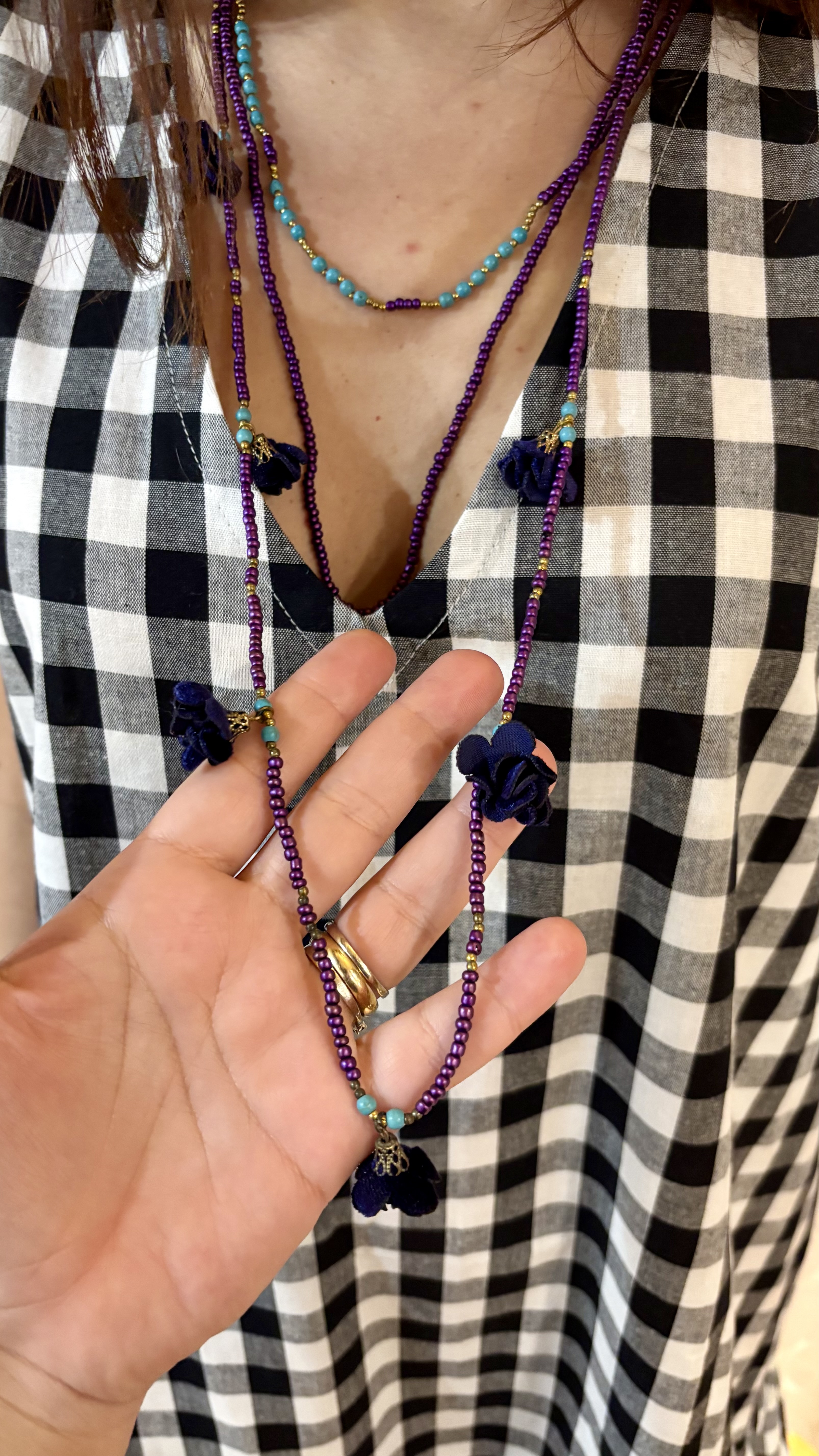 collana con perline e fiori viola - immagine 2