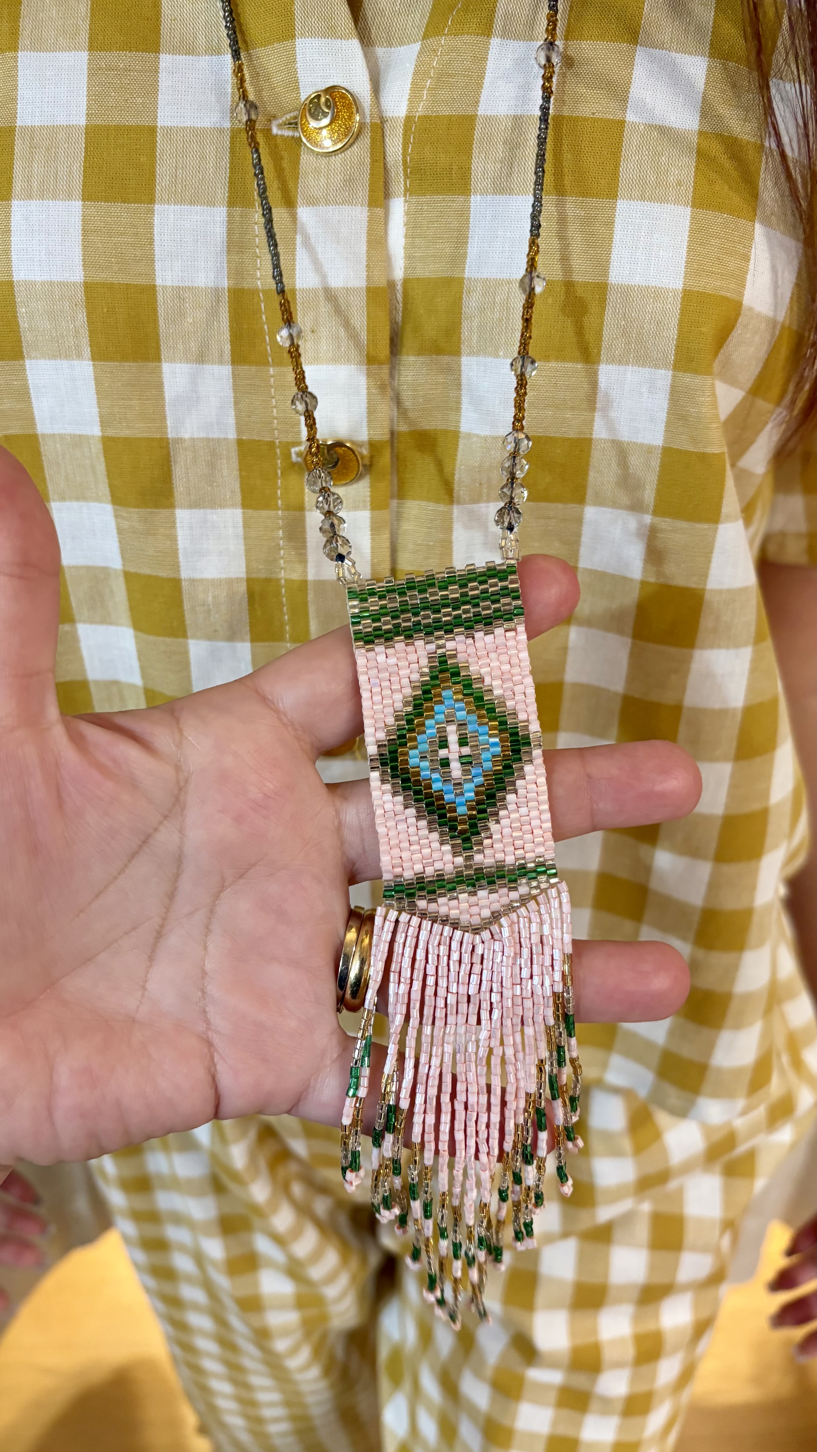 collana con perline ricamate rosa
