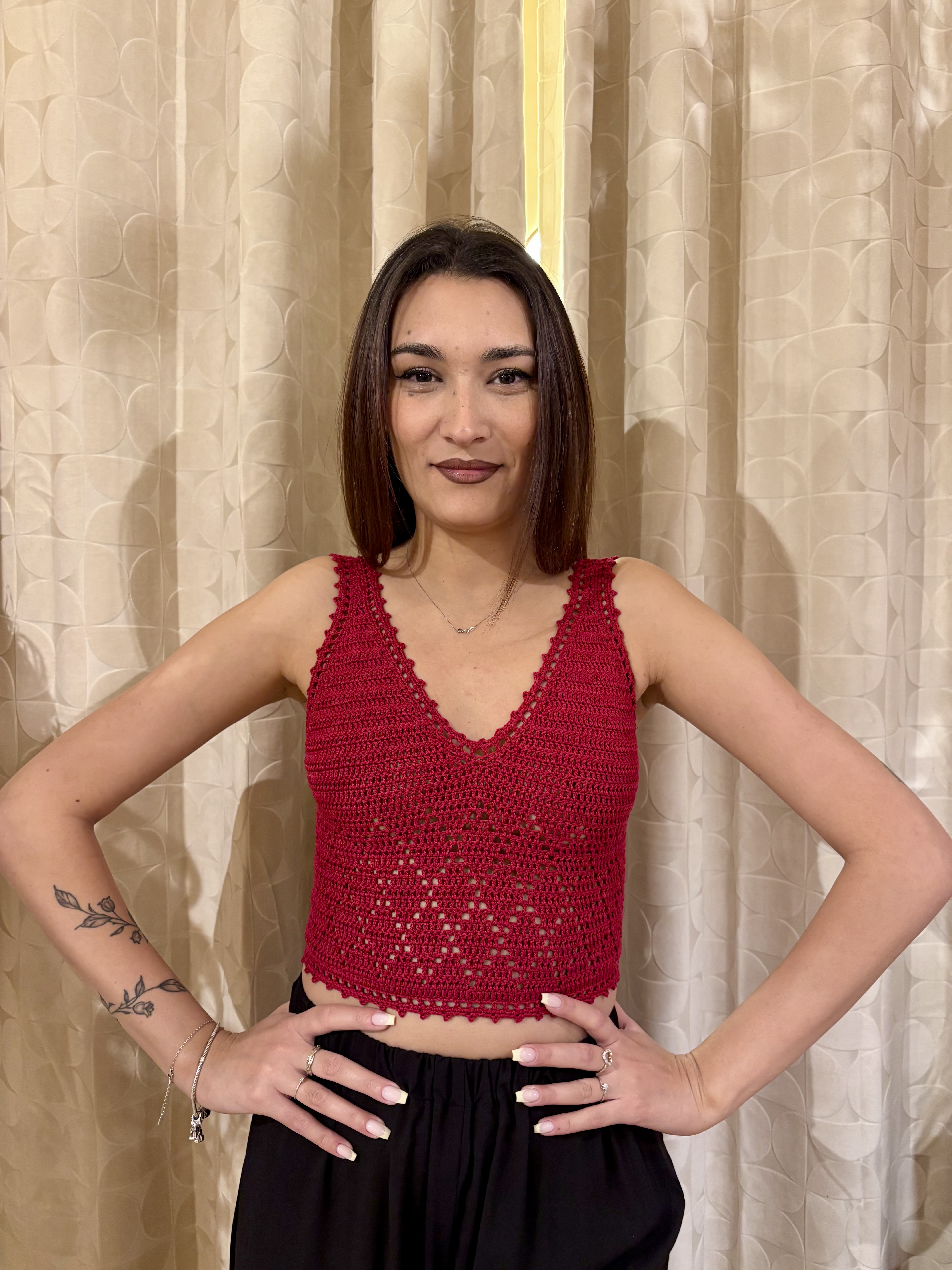 top all'uncinetto triangoli bordeaux - immagine 2