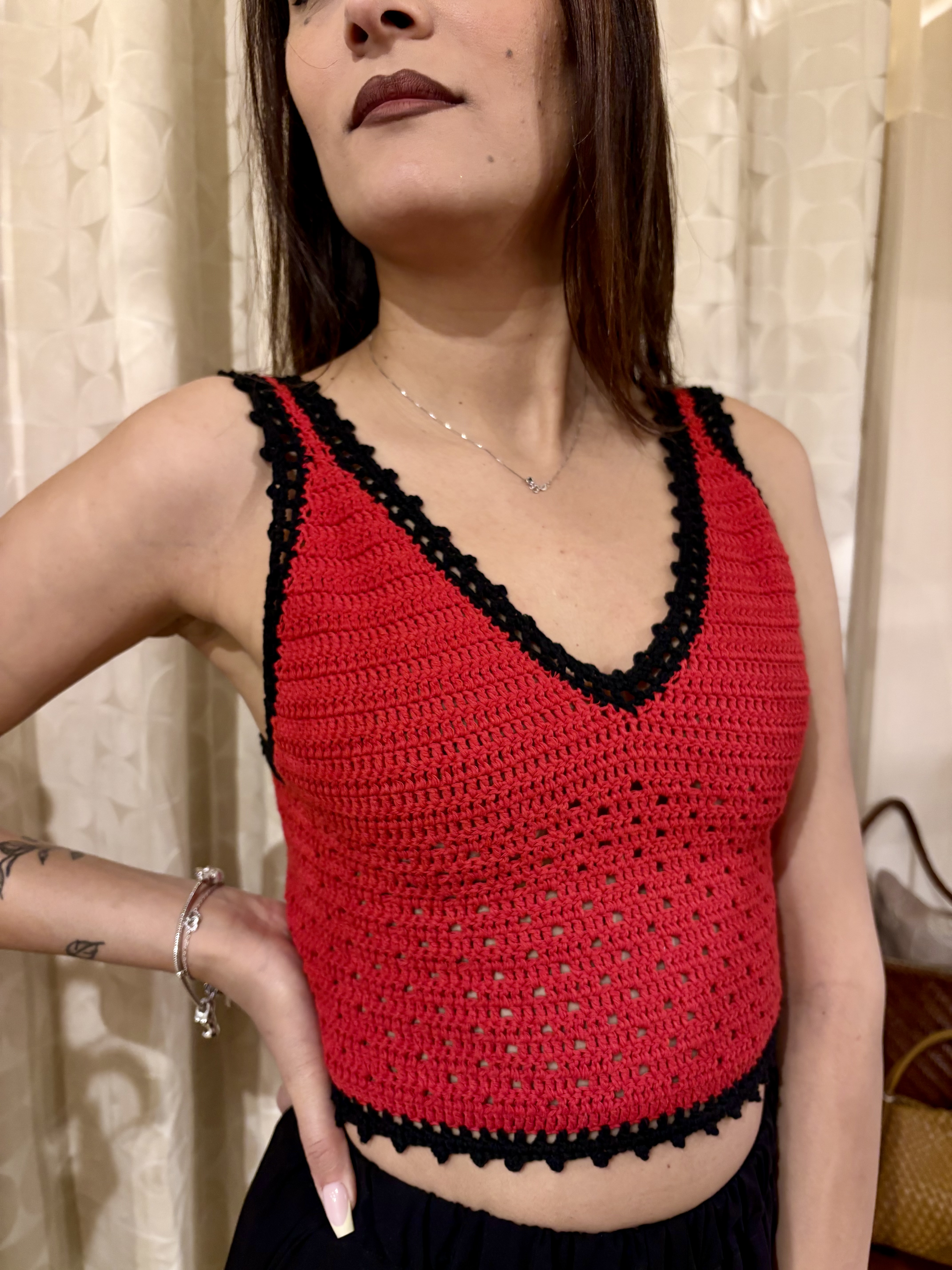 top all'uncinetto triangoli rosso con bordato nero - immagine 3