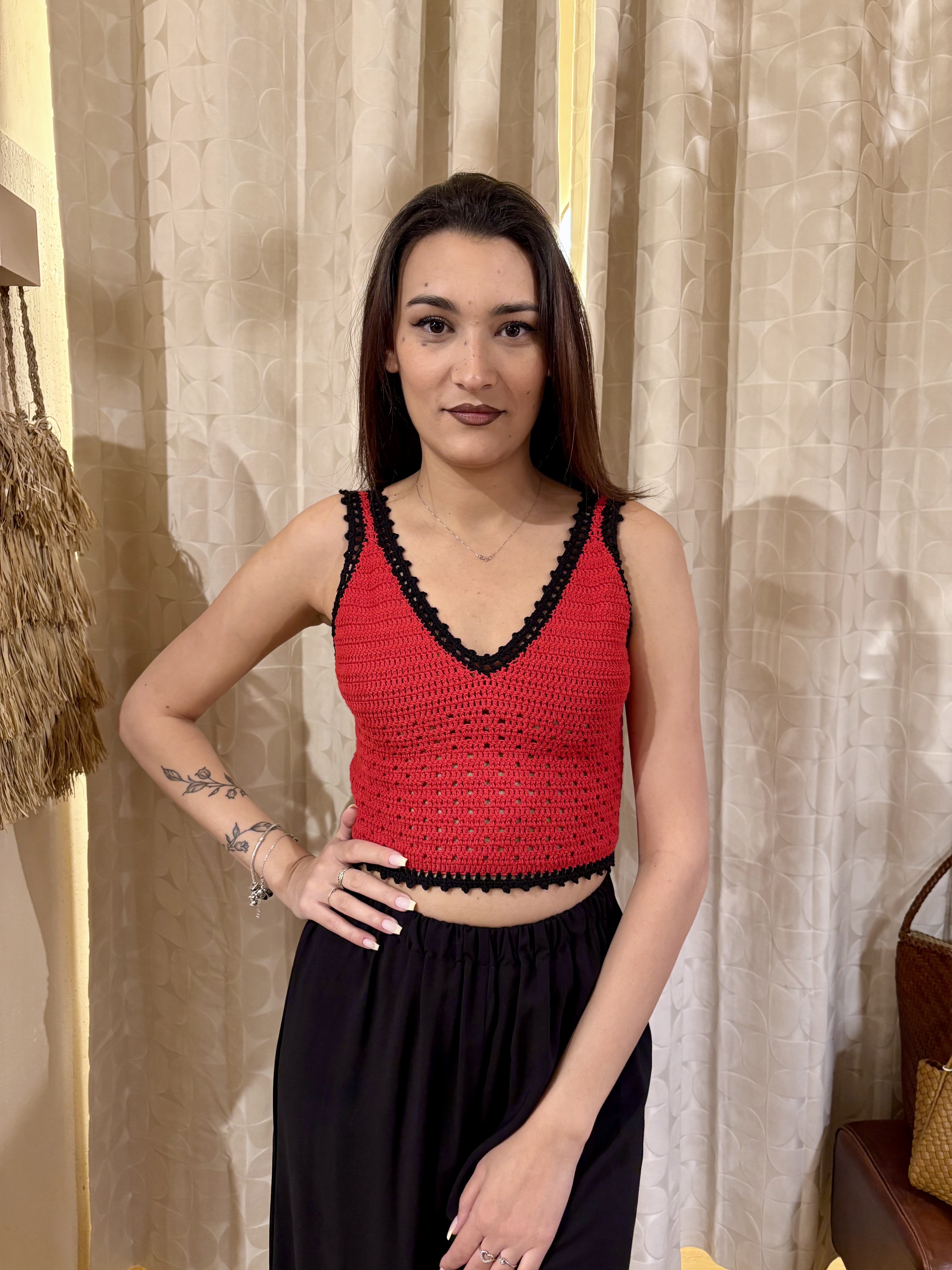 top all'uncinetto triangoli rosso con bordato nero - immagine 2