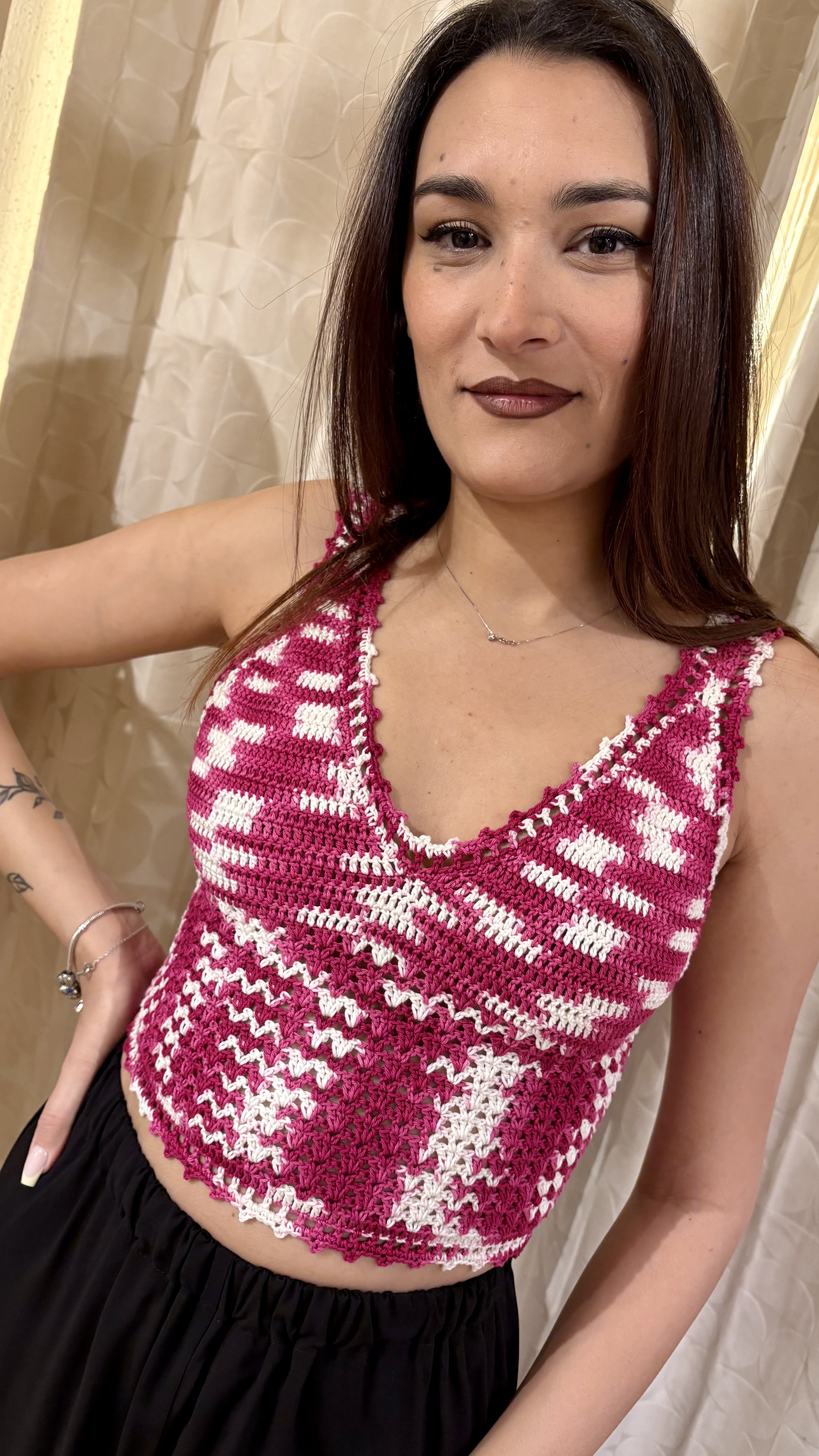 top all'uncinetto triangoli meshato fragola