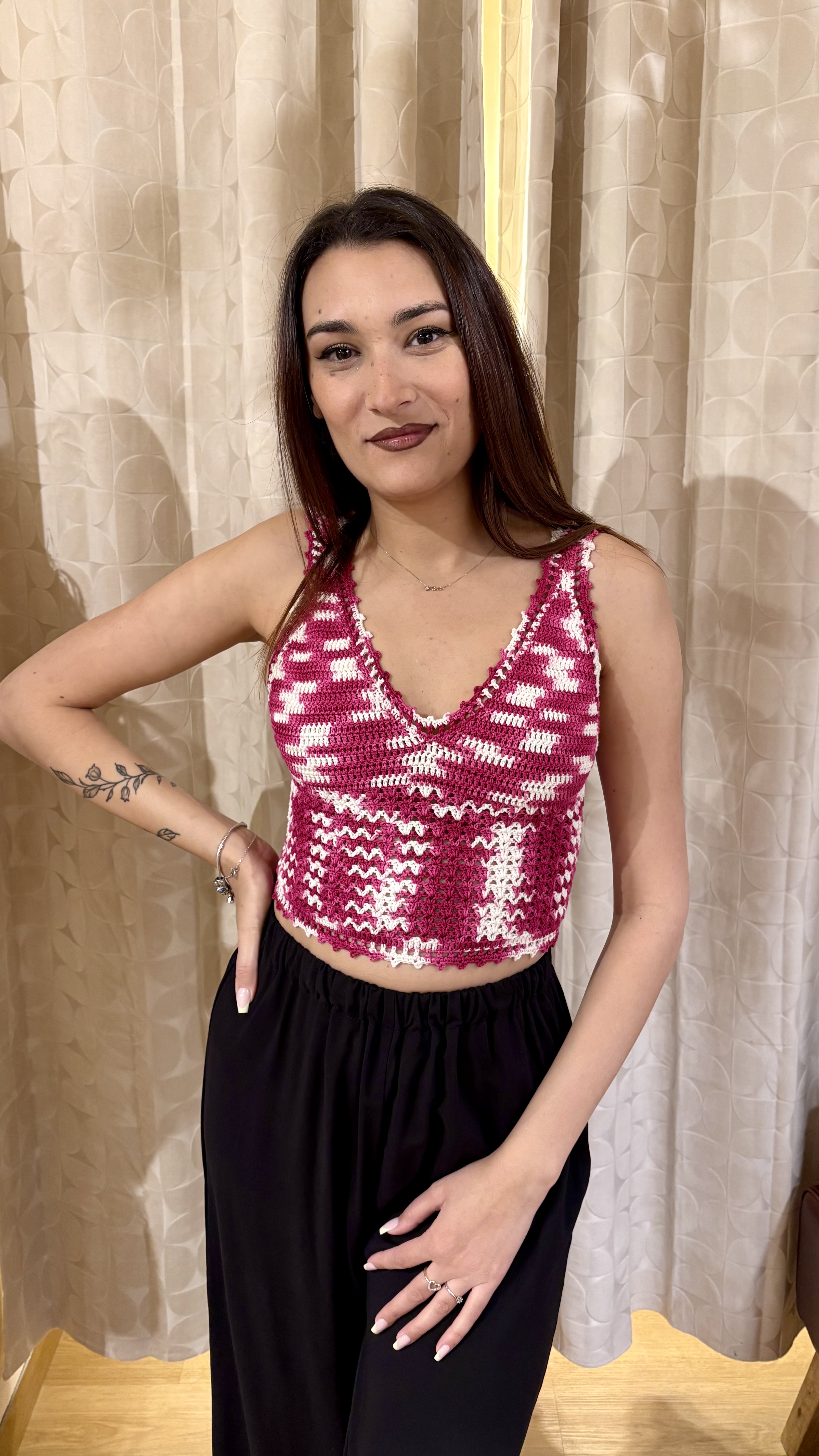 top all'uncinetto triangoli meshato fragola - immagine 2