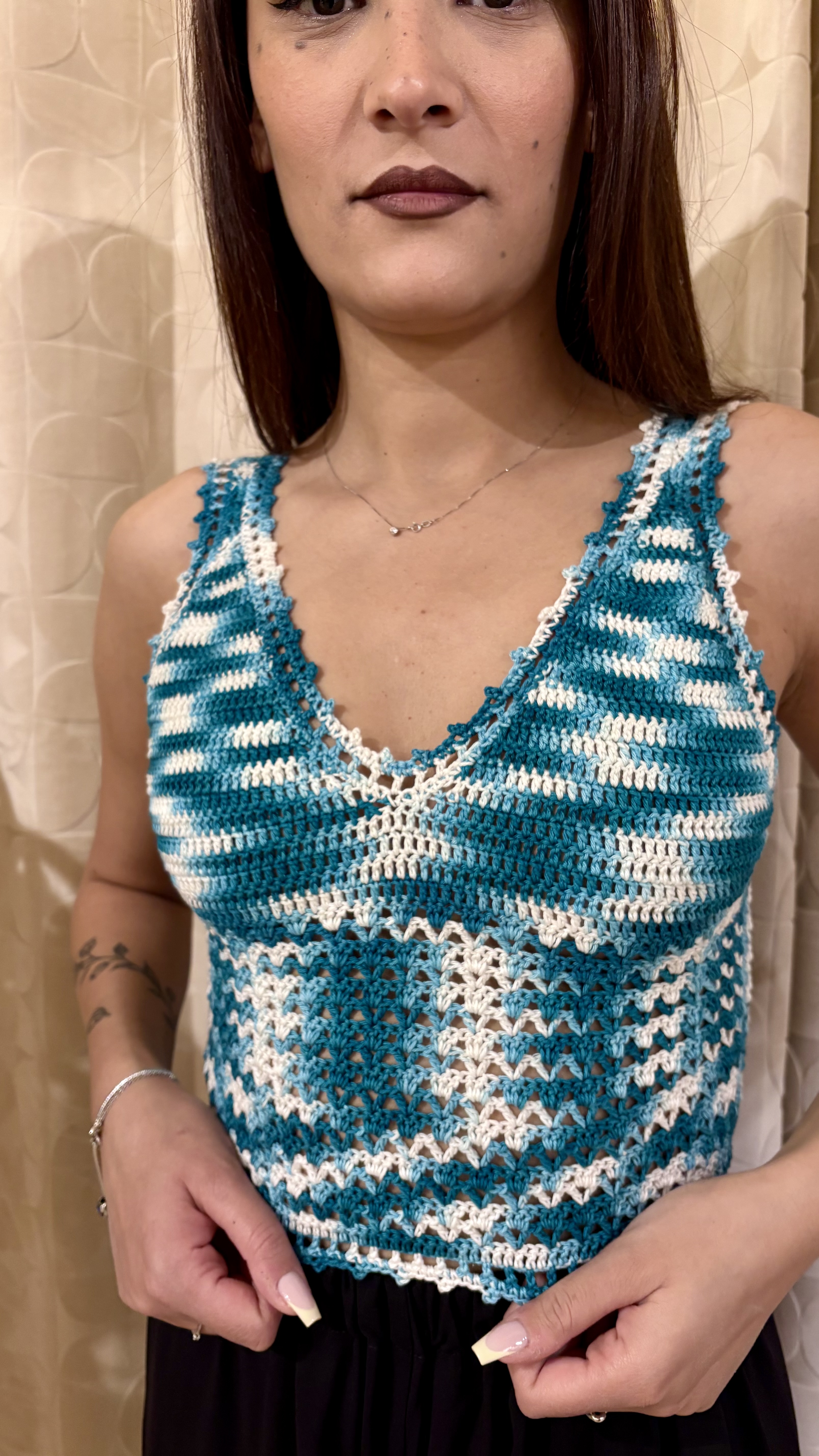 top all'uncinetto con triangoli meshato azzurro - immagine 2