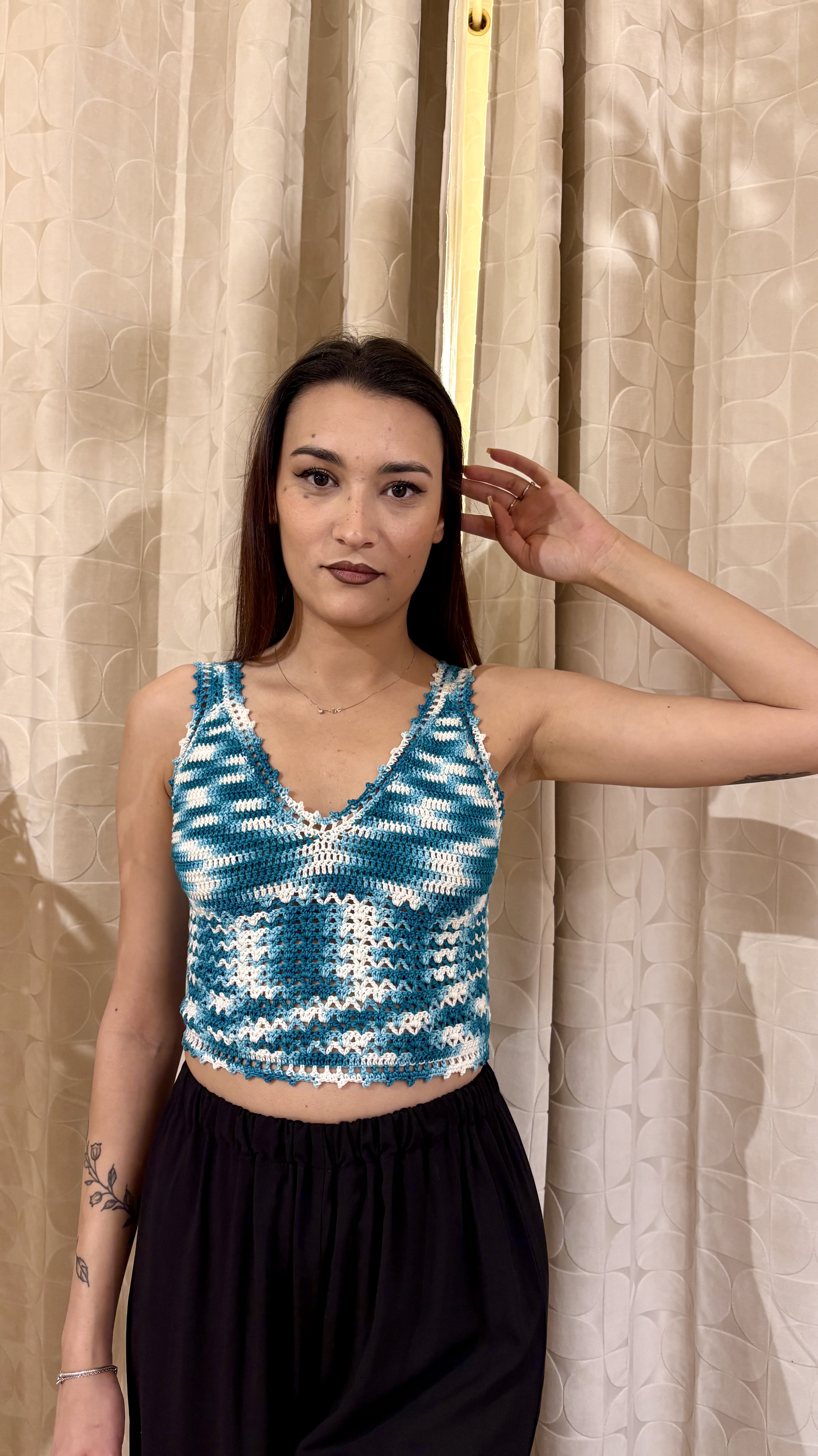top all'uncinetto con triangoli meshato azzurro